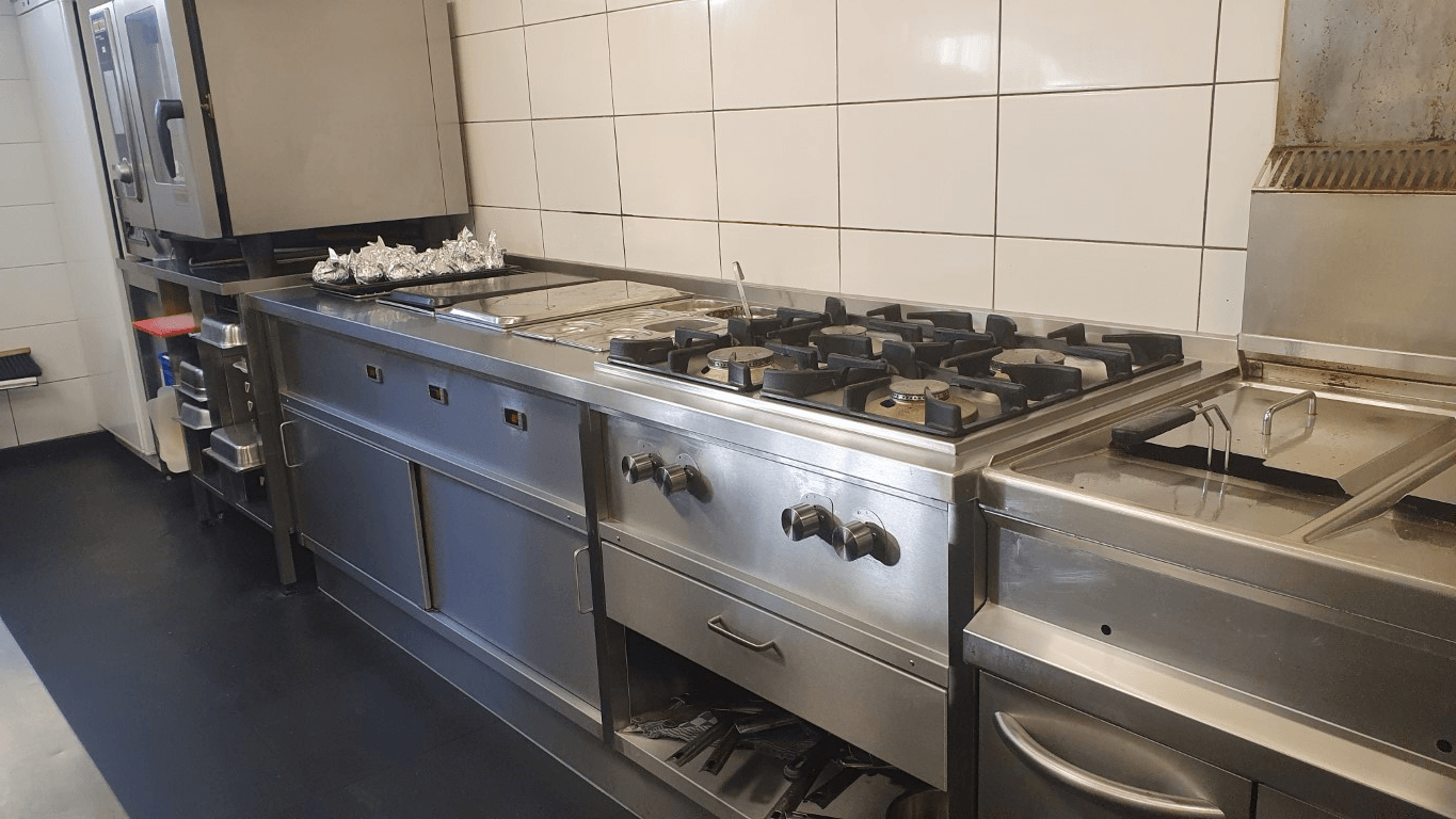 Equipment table in restaurant kitchen installed by Louter