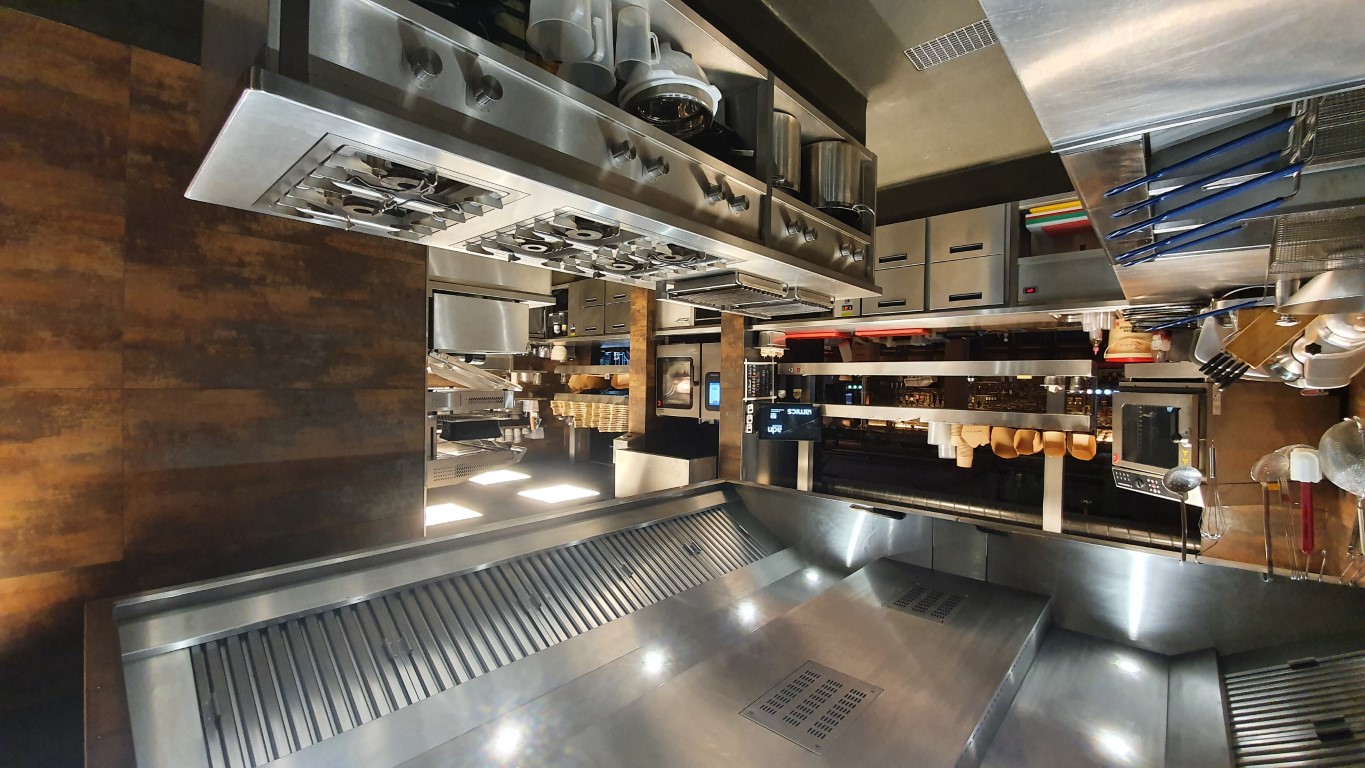 Professional restaurant kitchen SoHo Gastrobar The Netherlands installed by Louter